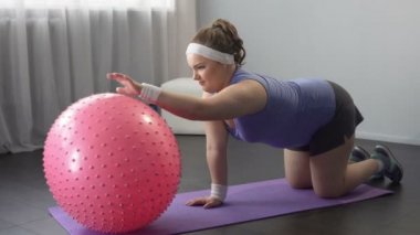 Tembel kız büyük fitness topu, ağırlık kaybı egzersizleri yapamaz yalan