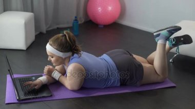Tembel kız sosyal ortamda sohbet spor mat spor iş yerine yalan