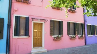 Ahşap mavi panjurlar, Burano, Venedik ile güzel pembe evde Panoraması