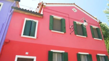 Burano, Venedik harika kırmızı ve mor bez bebek gibi evleri Panoraması