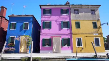 Renkli binalar Burano Adası, mavi, mor ve sarı evler göster