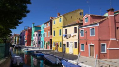 Çok renkli konut ve Venedik kanalına, Burano harika manzarasının