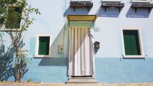 Exterior de la casa azul en la isla de Burano, edificio colorido en Venecia, verano — Vídeos de Stock
