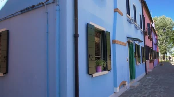 観光、ベニス ブラーノ島で美しいカラフルな家の全景 — ストック動画