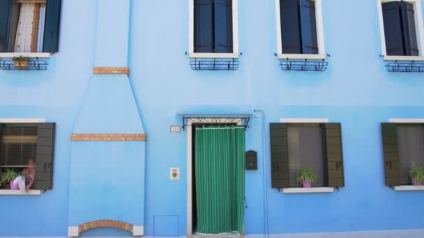 建物の周辺にある人形のようなブラーノ島で素晴らしい青い家のパノラマ — ストック動画