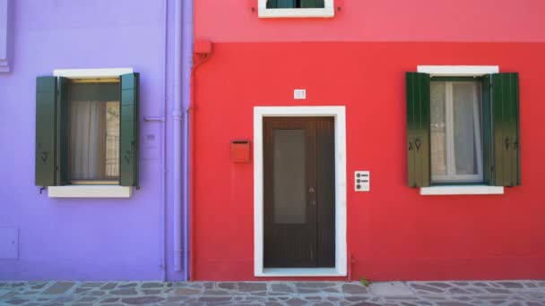 Fantastiska färgglada byggnader på Burano ön, lila och röda hus i Venedig — Stockvideo