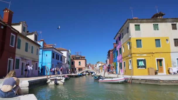 Panorama des venezianischen kanals und gemütliche farbenfrohe häuser, touristen spazieren in burano — Stockvideo