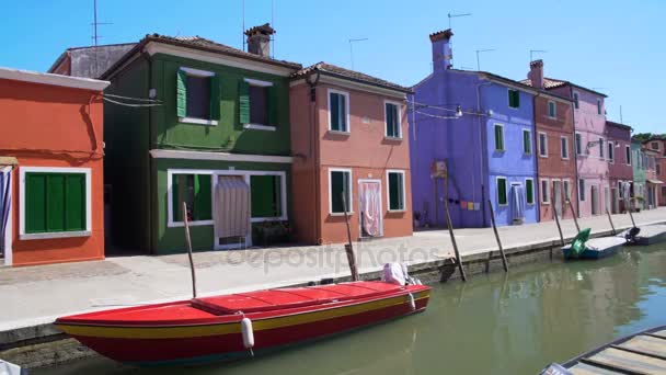 Rotes Motorboot am venezianischen Kanal geparkt, Blick auf schöne bunte Häuser — Stockvideo