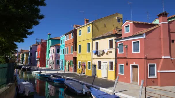 Υπέροχη θέα στο πολύχρωμα κτίρια κατοικιών και βενετσιάνικο κανάλι, Burano — Αρχείο Βίντεο