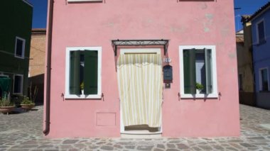 Güzel pembe evde Çiçeklik ile görüntüleyin ve Burano kapı perde