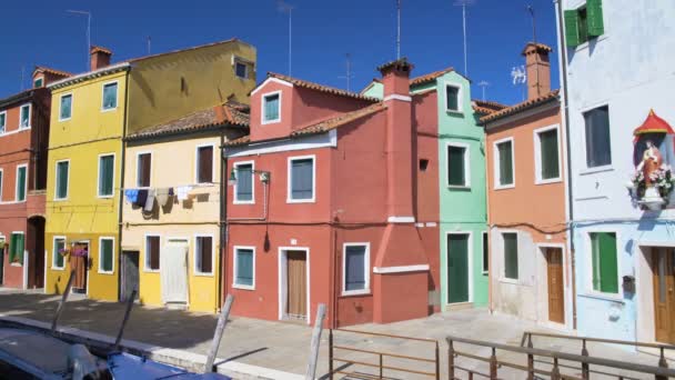 Uitzicht op geel, roze en blauwe huizen op het eiland Burano, architectuur in Venetië — Stockvideo