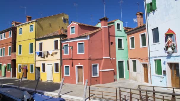 Panoramablick auf schöne bunte häuser und kanal in burano, venedig — Stockvideo