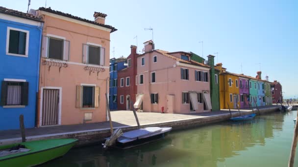 Casas coloridas y canal en Burano, hermosa arquitectura en Venecia, panorama — Vídeo de stock