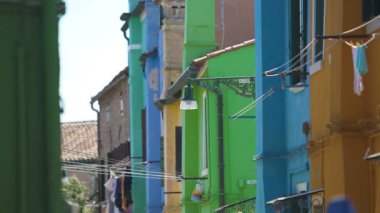 Güzel renkli evler kapı perdeleri, Burano, Venedik ünlü alan ile