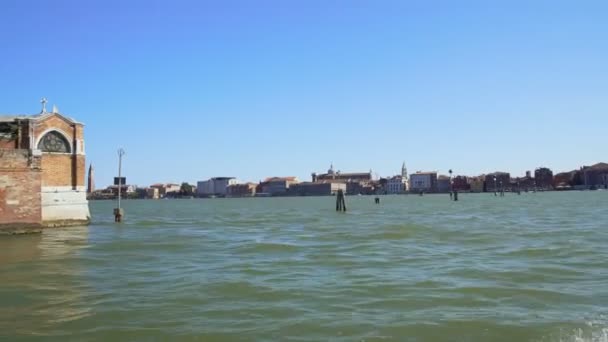 Water tour op Canal Grande in Venetië, uitzicht vanaf de boot op gebouwen, vervoer — Stockvideo