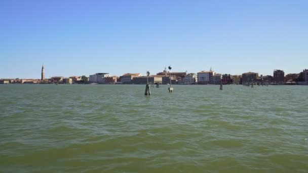 Vacker utsikt mot Canal Grande och Venedig stad från motorbåt, resor — Stockvideo