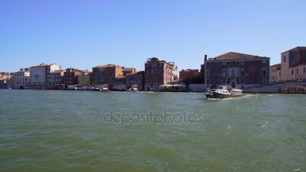 Transport wodny, widok z łodzi na vaporetto żeglarstwo na Canale Grande w Wenecji — Wideo stockowe