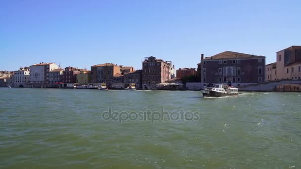 Trasporto acquatico, vista dalla barca sul vaporetto navigando sul Canal Grande a Venezia — Video Stock