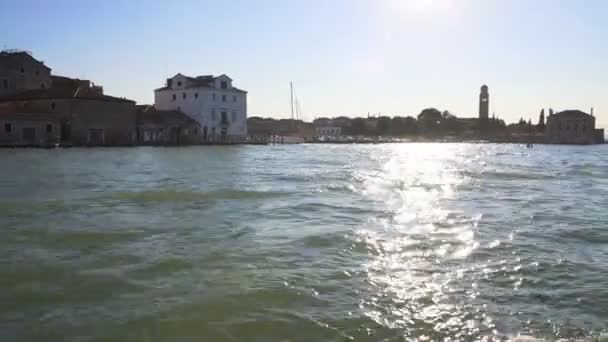 Lancha a motor flotando en el Gran Canal, reflejo del sol en el agua, transporte — Vídeos de Stock
