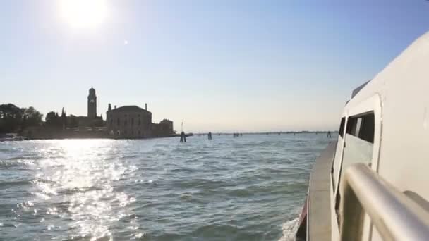 Vatten transport i Venedig, Visa från båten på Grand Canal, solen reflektioner — Stockvideo