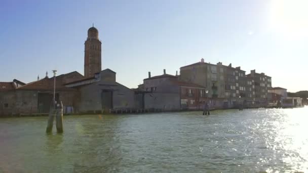 Vacker utsikt på kanal i Venedig från båten, solen reflektioner på vatten — Stockvideo