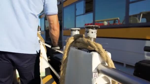 Vaporetto Velencében, Nézd kikötő elhagyása a csónakot, vízi szállítás — Stock videók