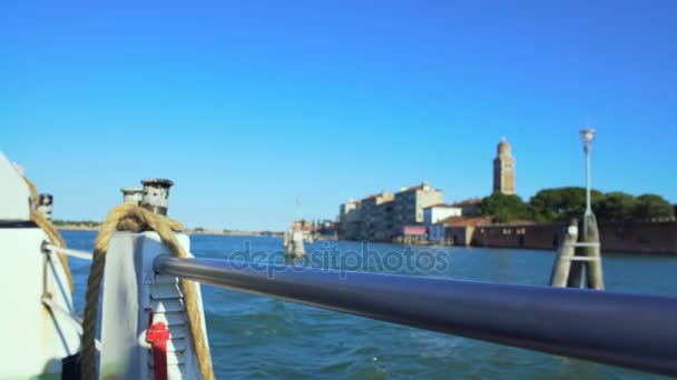 Vista desde el barco en movimiento en el agua, Gran Canal en Venecia, transporte, viajes — Vídeos de Stock