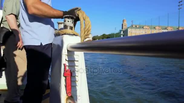 Sailor standing on deck and holding rope, water transportation in Venice — Stock Video