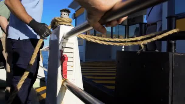 Причаливание пассажирского парома на пирсе в морском порту, водный транспорт, путешествие — стоковое видео