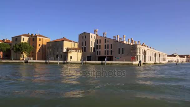 Kilátás a gyönyörű épületek és a canal Grande vízi taxi, közlekedés, Velence — Stock videók