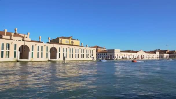 Vacker utsikt på motorbåtar flyter på Canal Grande i Venedig från vaporetto — Stockvideo