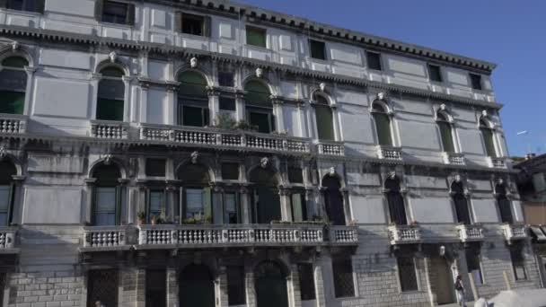 Veduta su antico edificio decorato a Venezia da barca, tour d'acqua, architettura — Video Stock