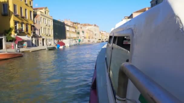 Vaporetto żeglarstwo na Canale Grande w Wenecji, widok na domy, zwiedzanie — Wideo stockowe