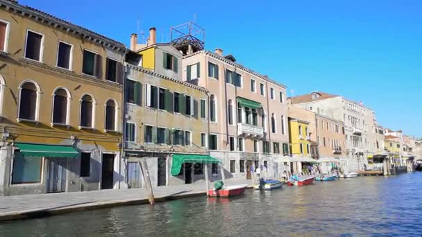 Vatten utflykt i Venedig, Visa på underbara färgglada byggnader och båtar — Stockvideo