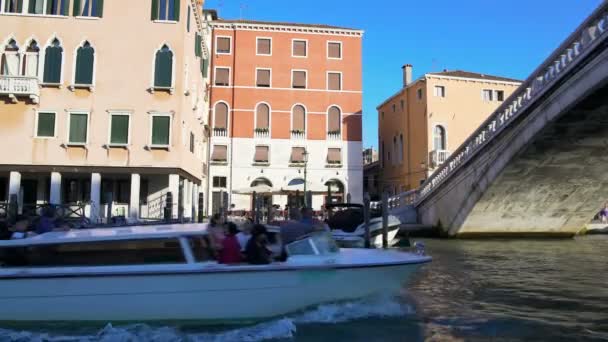 Motorový člun s turisty na kanál v Benátkách, zobrazit na most a budovy — Stock video
