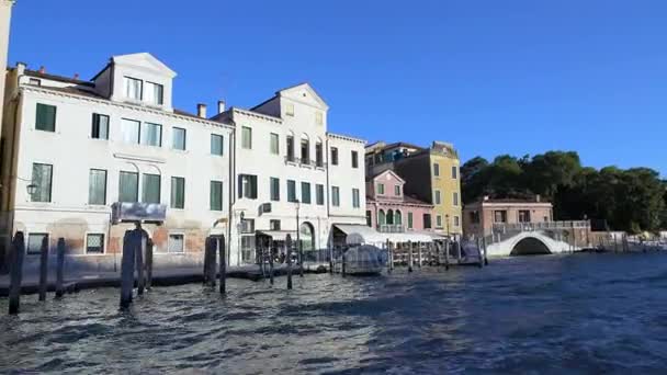 Taxi acuático navegando por el canal, recorrido por Venecia, vista del puente blanco y casas — Vídeos de Stock