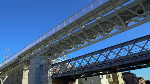 Navegación en barco bajo el puente de acero en Venecia, tour acuático, turismo y lugares de interés — Vídeos de Stock