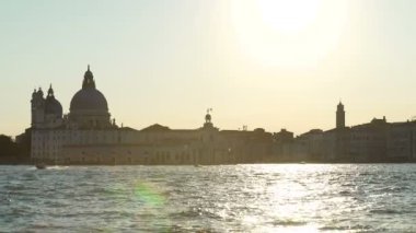 Gün batımında, Venedik Santa Maria della Salute Katedrali ve büyük kanal görüntüleme