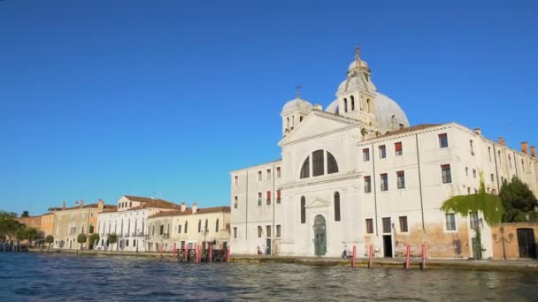 Beautiful antique hotel with cupola in Venice, view on building from boat — Stock Video