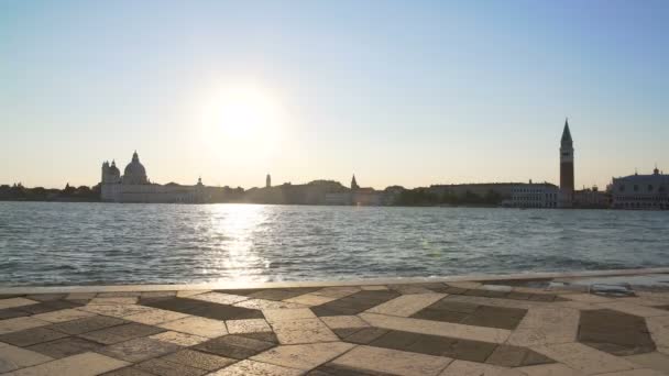 Krásný pohled na Benátky od mola, překrásný západ slunce, architekturu a cestovní ruch — Stock video