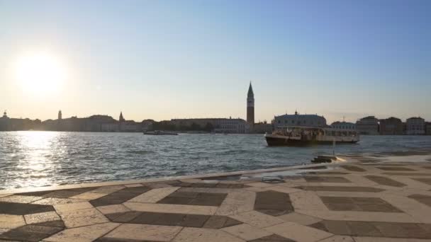 Ångbåtarna segling resa parkerad nära piren i Venedig, vattentransport i Italien, — Stockvideo