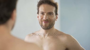 Aynada onun yansıması hayranlıkla bakarak narsisistik orta yaşlı adam