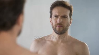 Esneme ve aynaya bakmak uykulu adam uykusuz geceden sonra kötü hissediyor