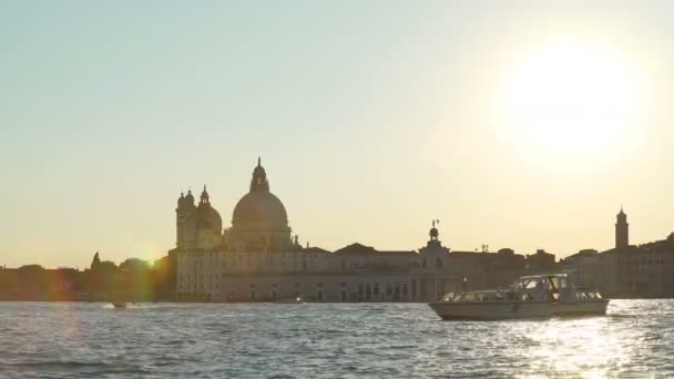 Τουριστικό σκάφος επιπλέει στο Canal Grande κοντά Βασιλική της Santa Maria della Salute — Αρχείο Βίντεο