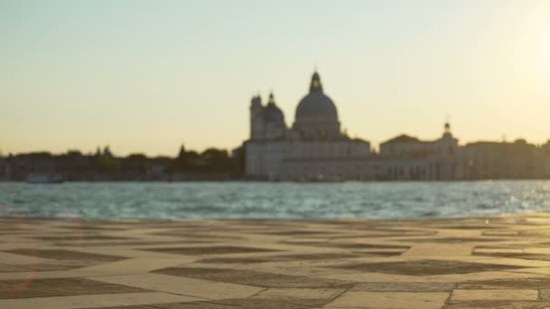 Uitzicht vanaf de dijk op rooms-katholieke kerk Santa Maria della Salute — Stockvideo