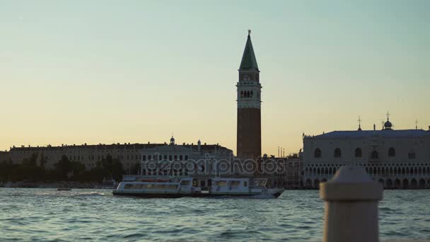 Magiska timmen, panorama Doges palace och kyrkan Santa Maria della Salute — Stockvideo