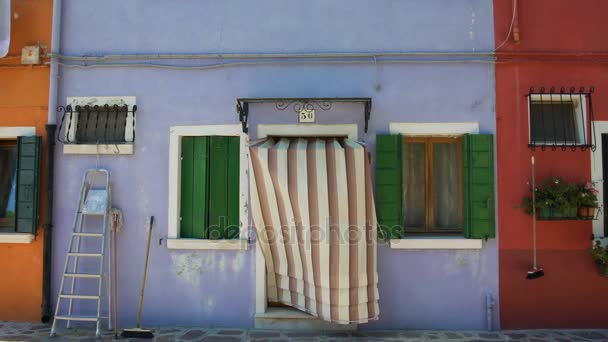 Коллекция красивых красочных домов на острове Бурано в Венеции, последовательность — стоковое видео
