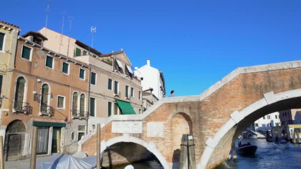 Barca turistica galleggiante sotto il ponte di mattoni a Venezia, trasporto acqua, tour — Video Stock