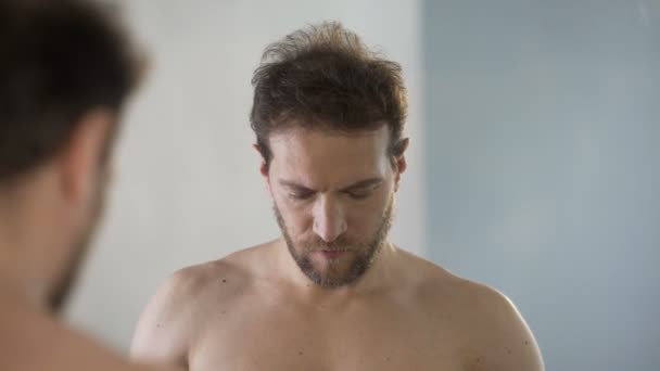 Guy verzorgen van mondhygiëne, borstelen zijn tanden met tandzijde elke dag — Stockvideo