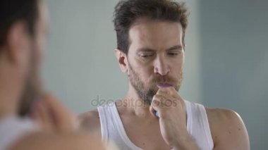 Tamamen onun hayat adamı Diş Temizleme ve değişiklikler hakkında düşünme memnun